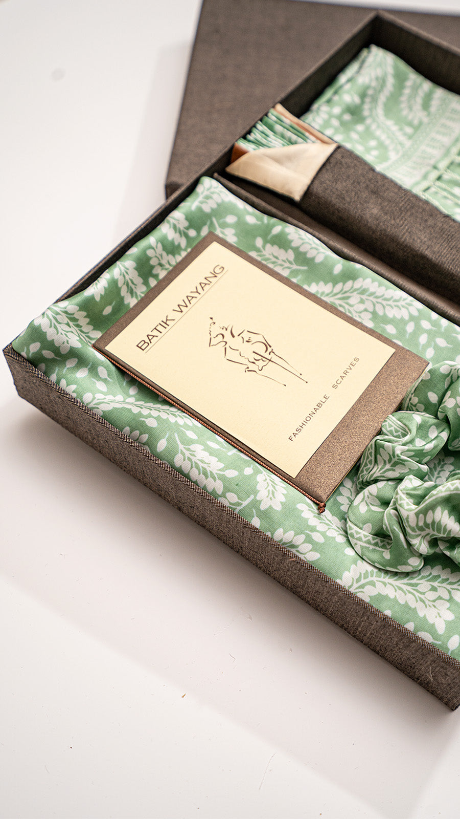 Sarong Set Deluxe in Daun Asem II Green