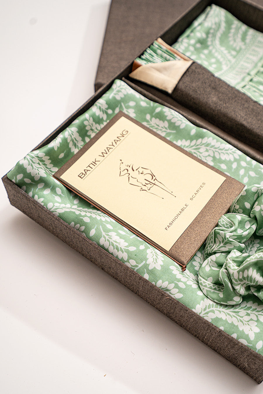 Sarong Set Deluxe in Daun Asem II Green - Batikwayang