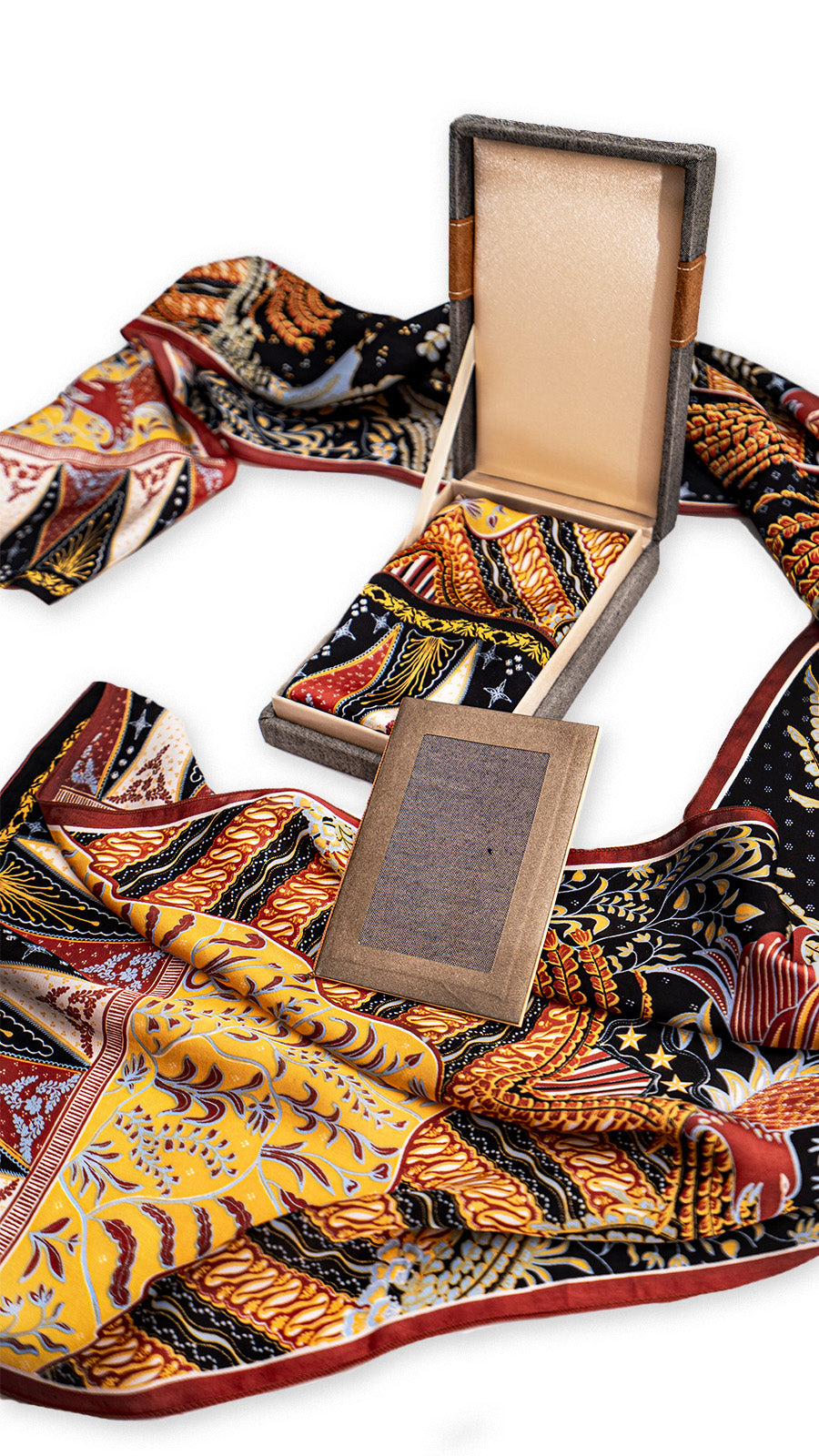 HUT RI 80 Series: The Dawn of Freedom Scarf