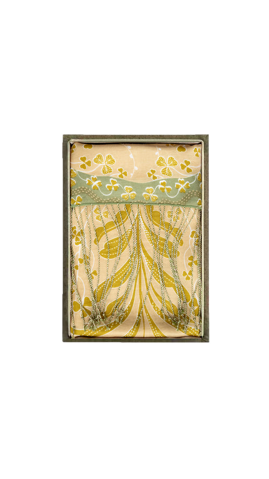 Seri Kartini: Pinggiran Syal Warna Hijau Trinil