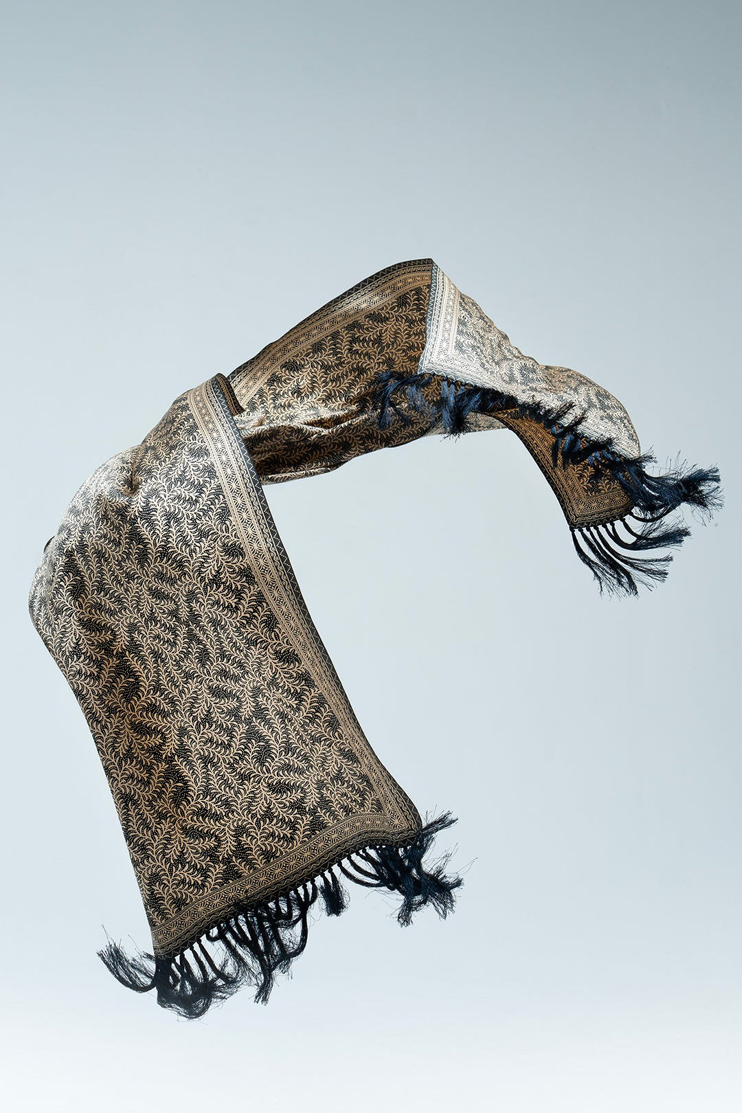 Shawl in Daun Asem Hitam - Batikwayang