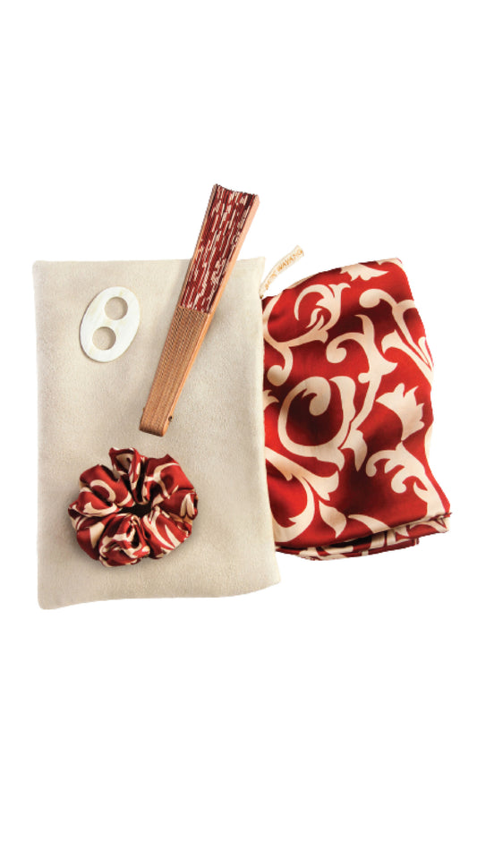 Pantai Berlatar Lamora Merah