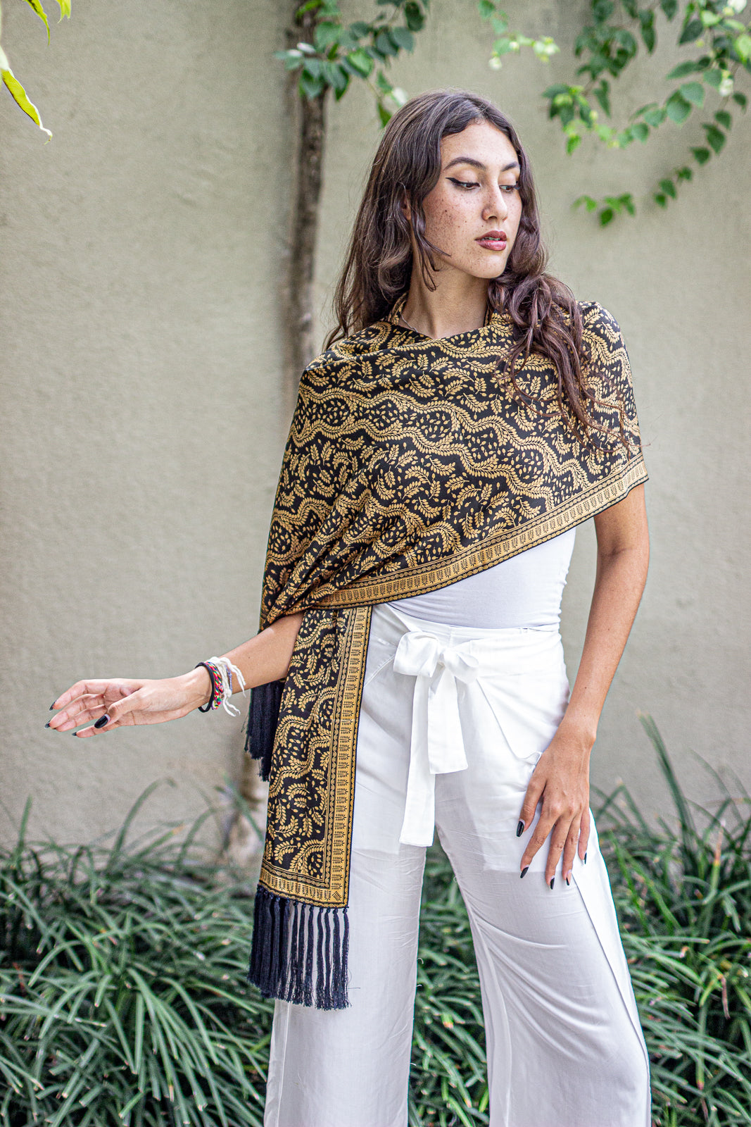 Shawl In Daun Asem Ii Black in Model 3rd Pose