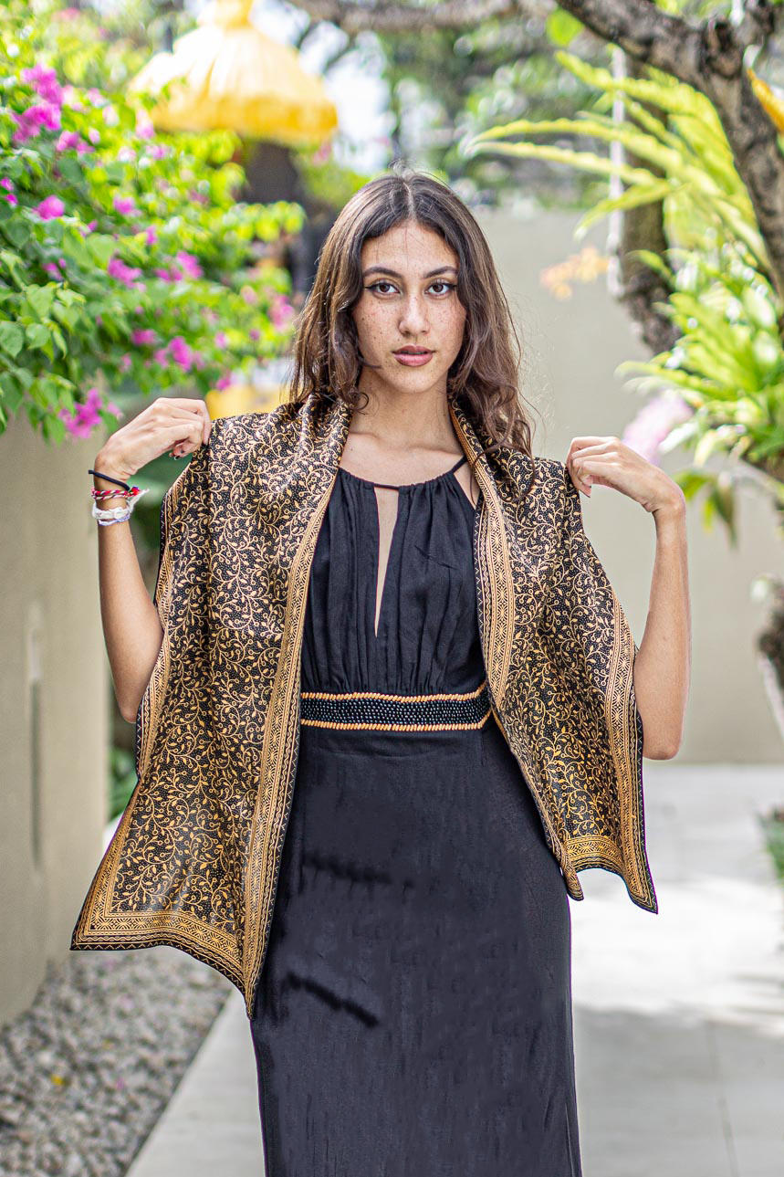 Scarf In Cirebon Black in Model 5th Pose