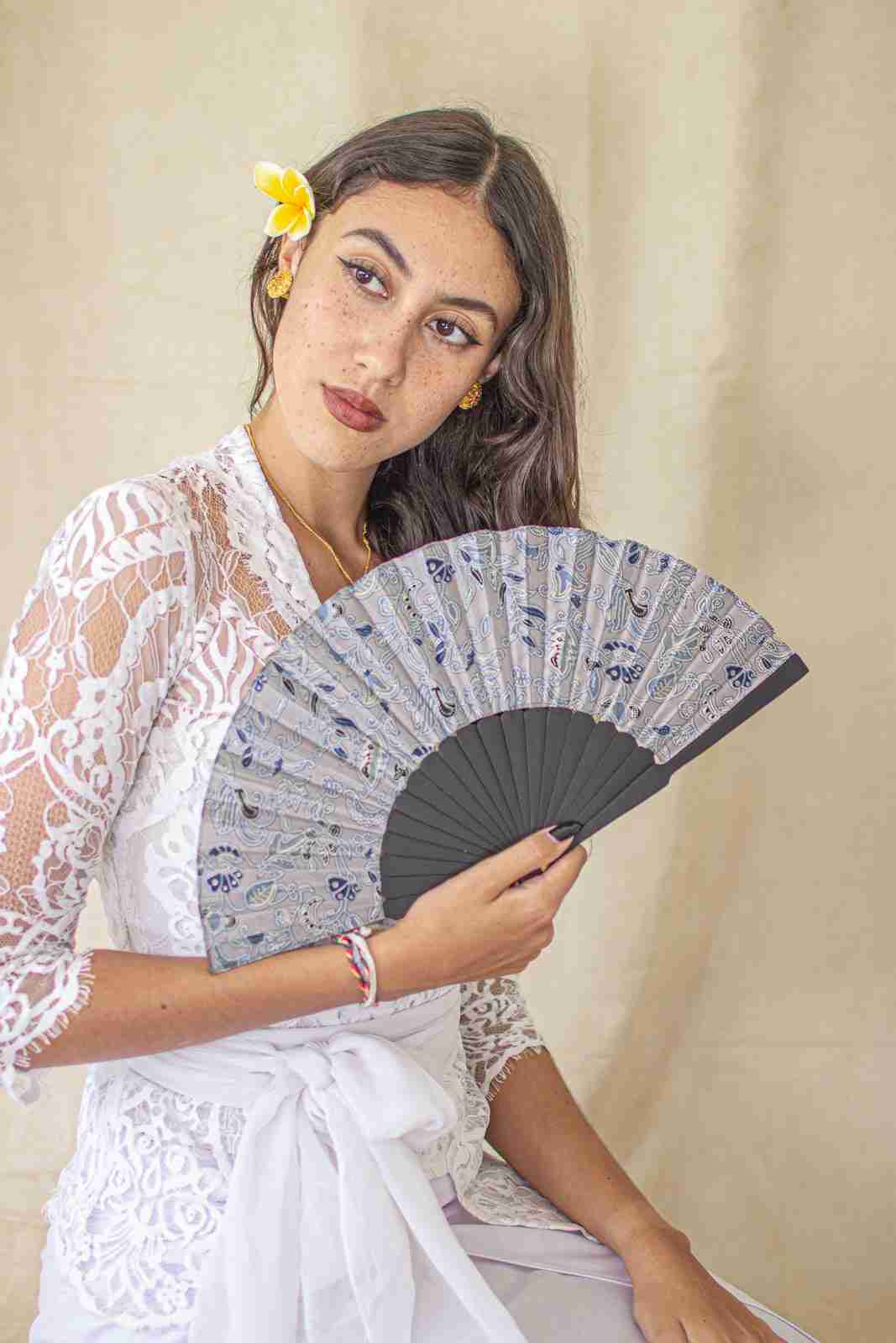 Fan In Singapore Grey in Model 2nd Pose