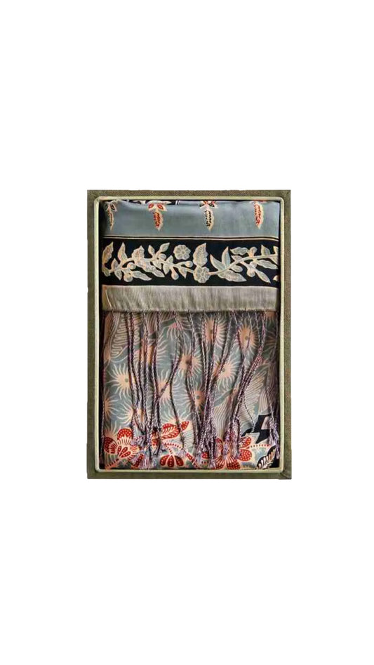 Scarf Fringe in Lengko Grey in a Box