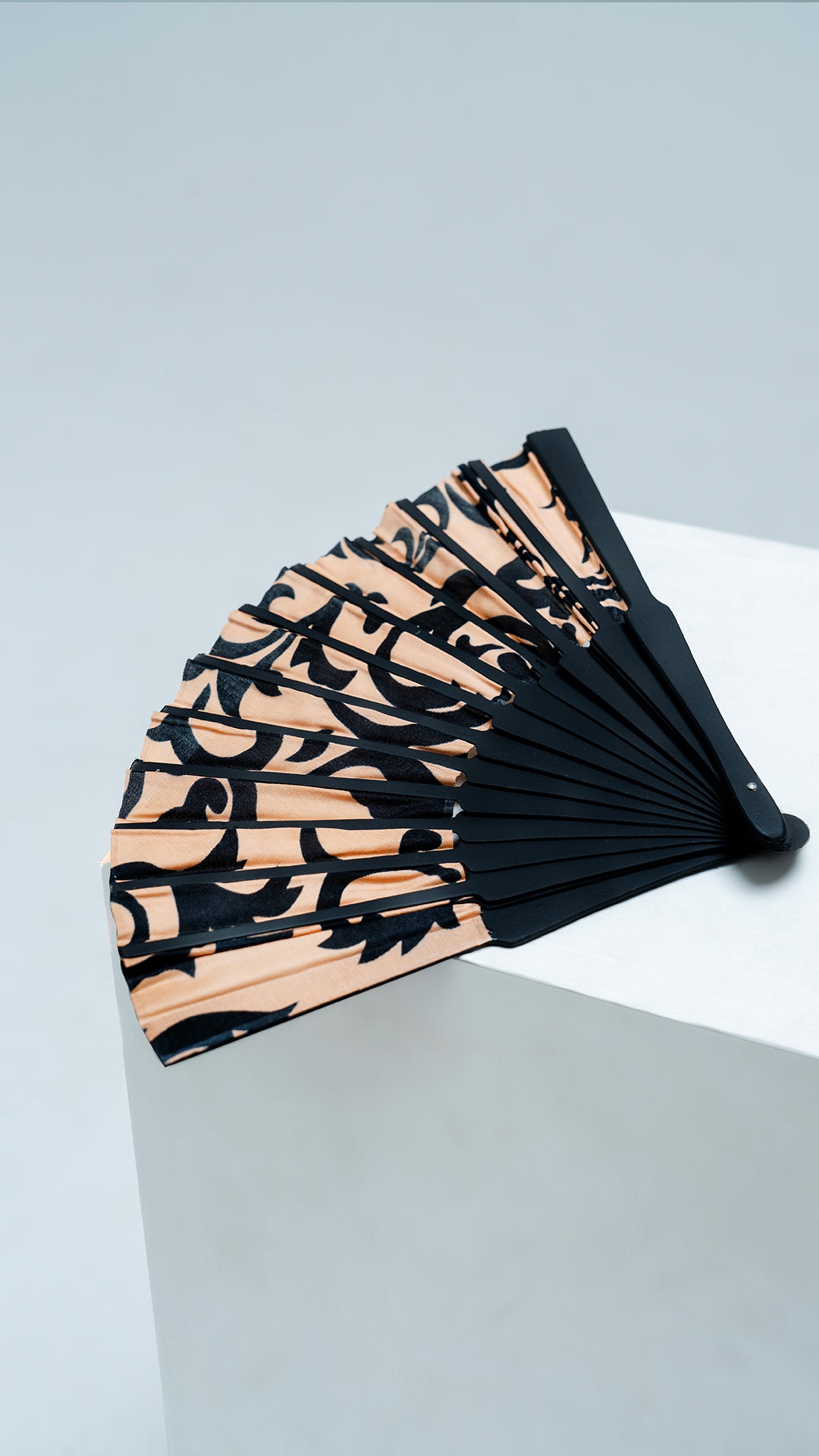 Fan in Lamora (+) Black